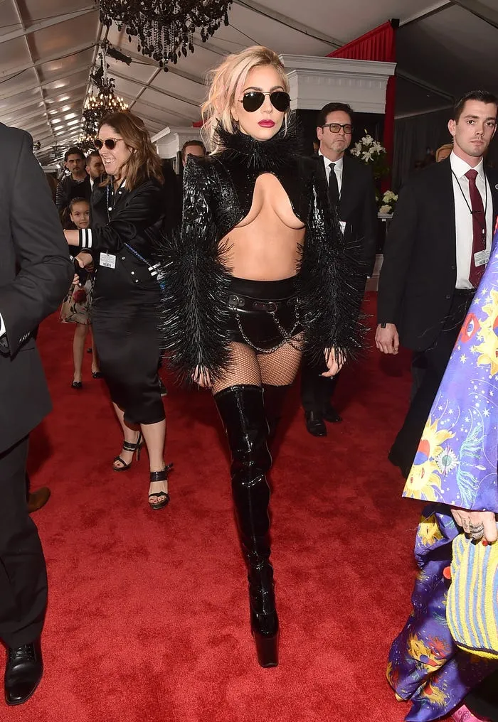 Những bộ trang phục “không đụng hàng” làm nên thương hiệu Lady Gaga-11