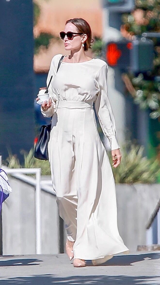 Cùng điểm lại những bộ cánh trắng sang trọng, quý phái của Angelina Jolie-10