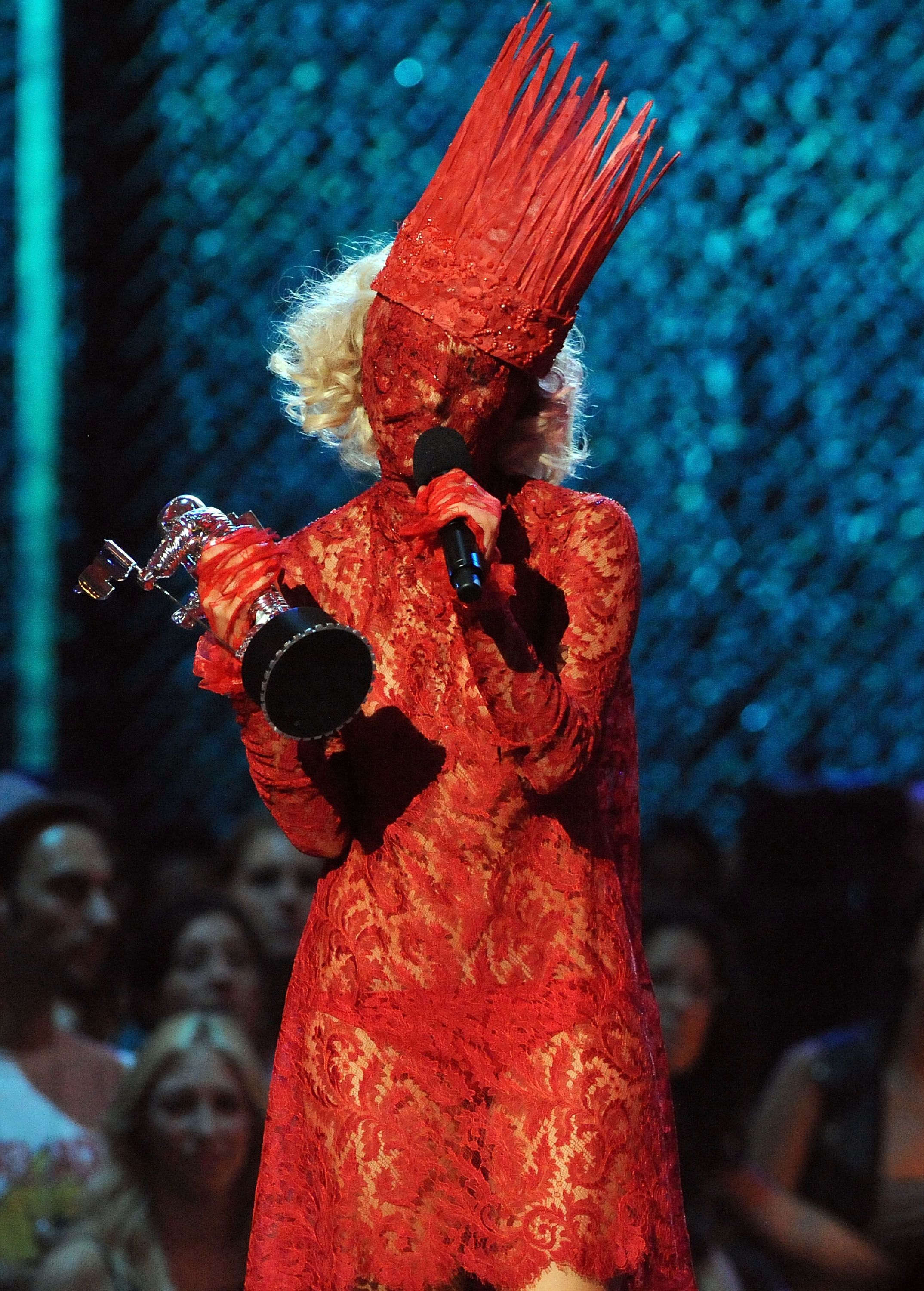 Những bộ trang phục “không đụng hàng” làm nên thương hiệu Lady Gaga-13