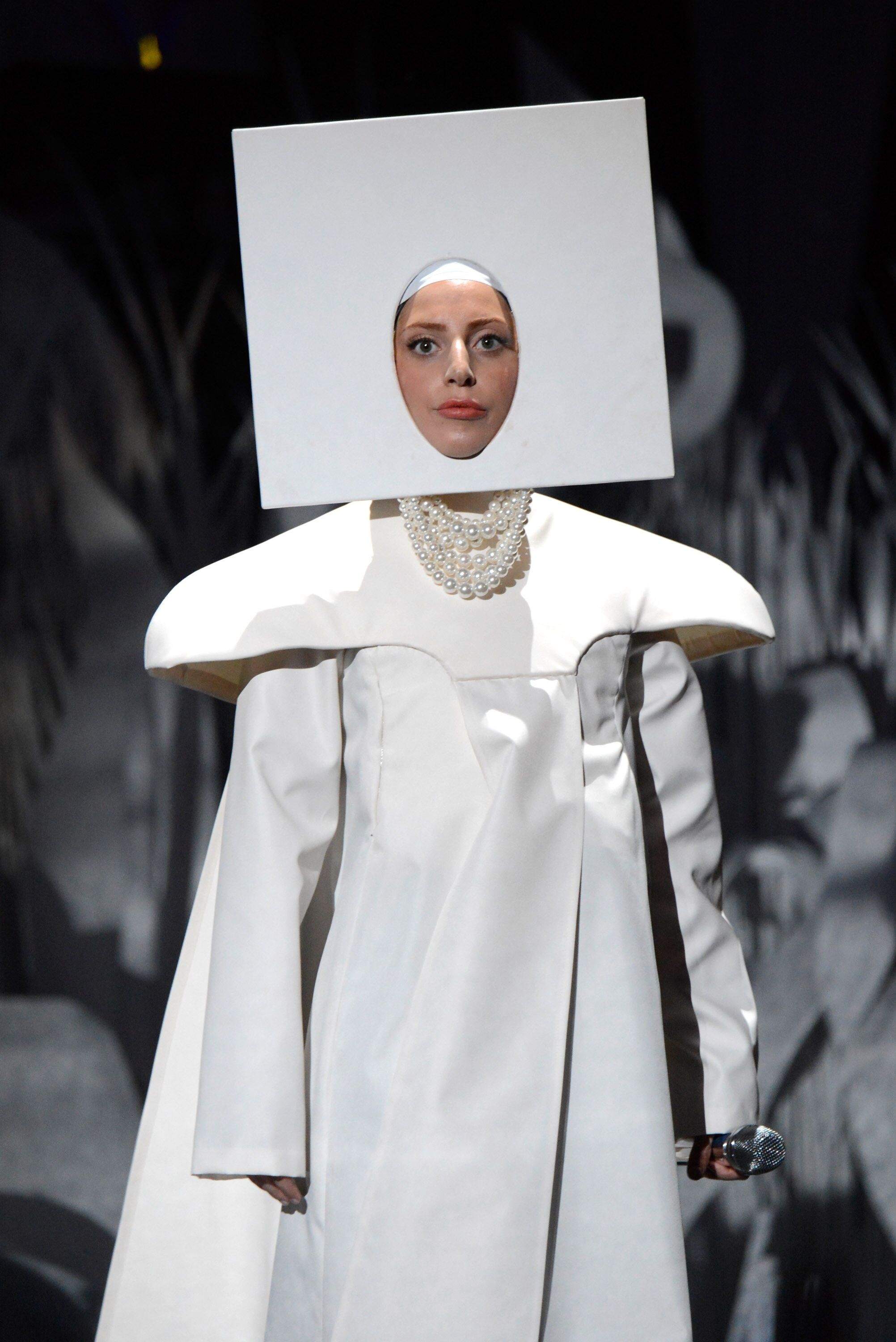 Những bộ trang phục “không đụng hàng” làm nên thương hiệu Lady Gaga-15