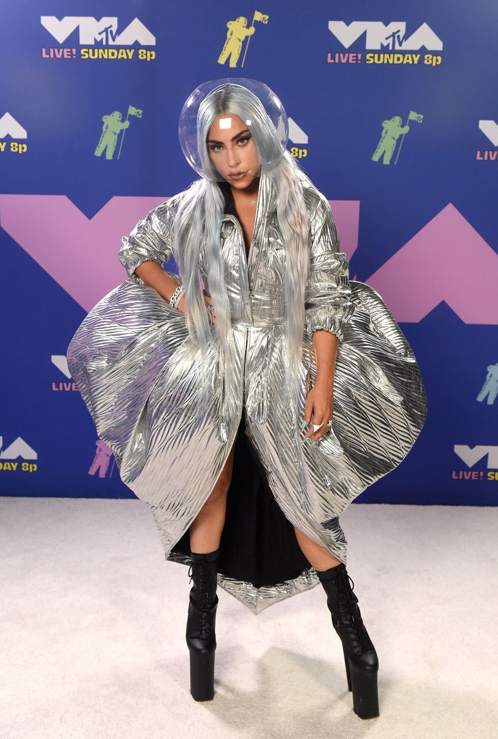 Những bộ trang phục “không đụng hàng” làm nên thương hiệu Lady Gaga-2