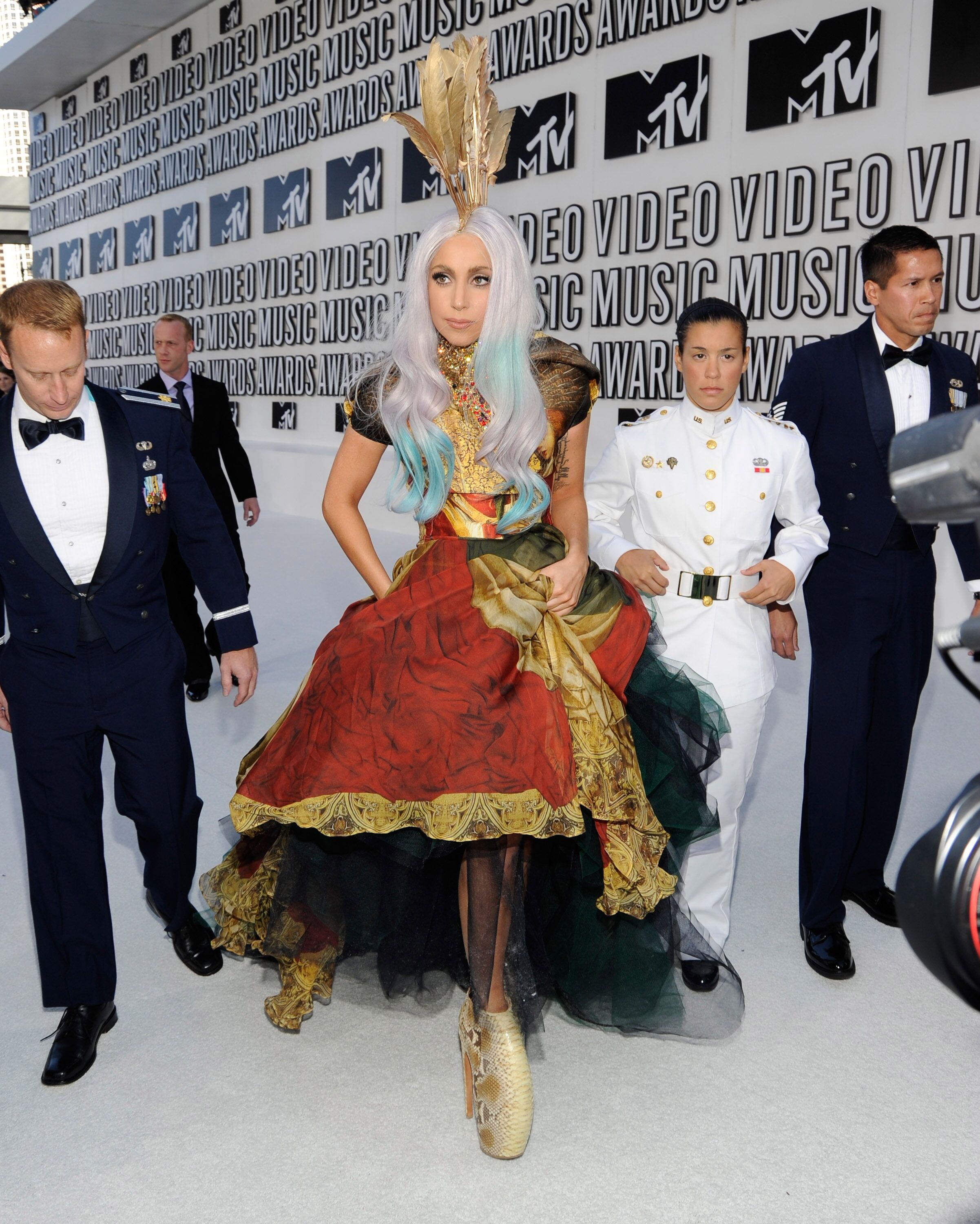 Những bộ trang phục “không đụng hàng” làm nên thương hiệu Lady Gaga-14