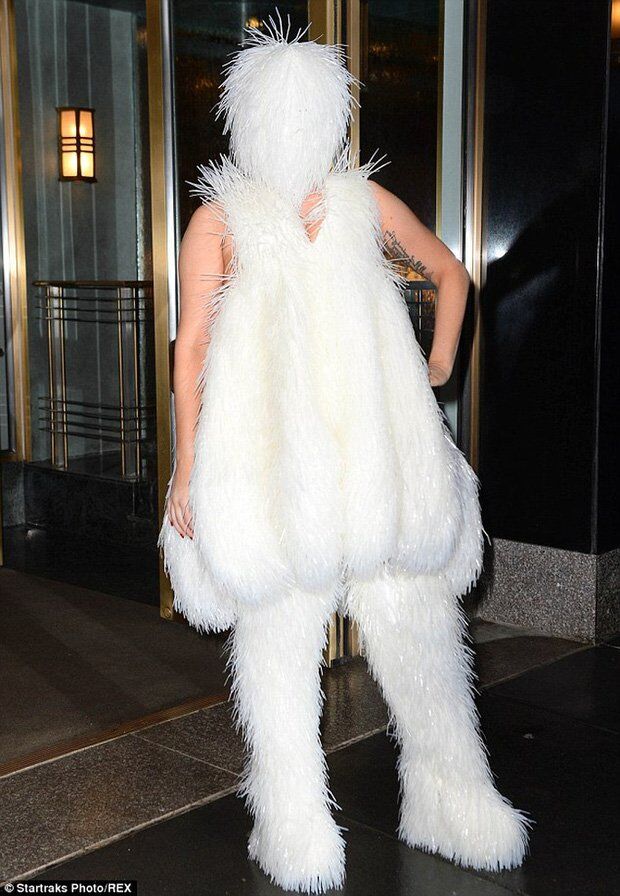 Những bộ trang phục “không đụng hàng” làm nên thương hiệu Lady Gaga-4