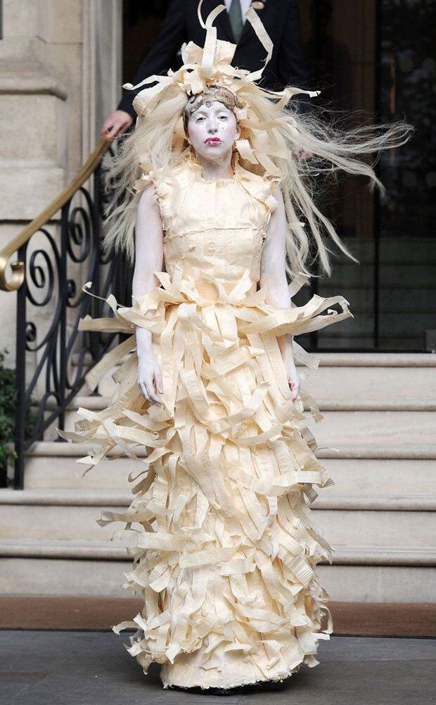 Những bộ trang phục “không đụng hàng” làm nên thương hiệu Lady Gaga-5