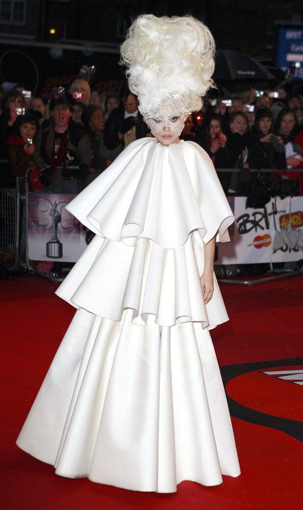Những bộ trang phục “không đụng hàng” làm nên thương hiệu Lady Gaga-7