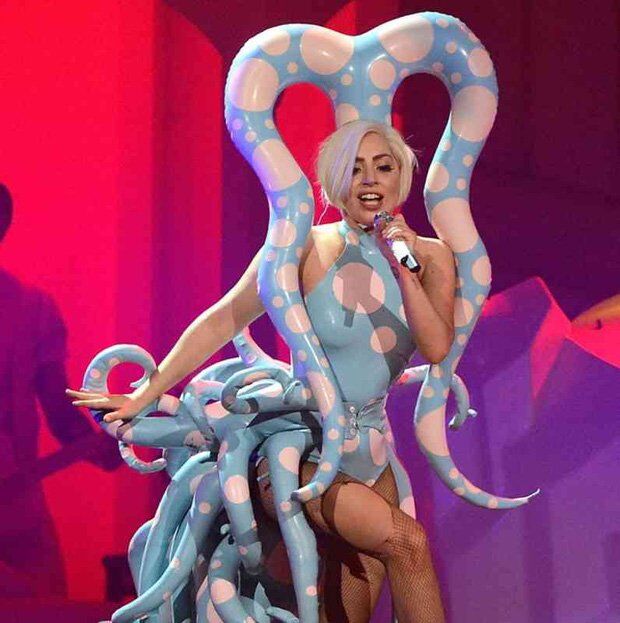 Những bộ trang phục “không đụng hàng” làm nên thương hiệu Lady Gaga-9
