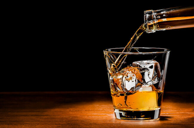 Uống rượu Whisky với đá và uống lạnh - Sành rượu: Wine &amp; Spirits