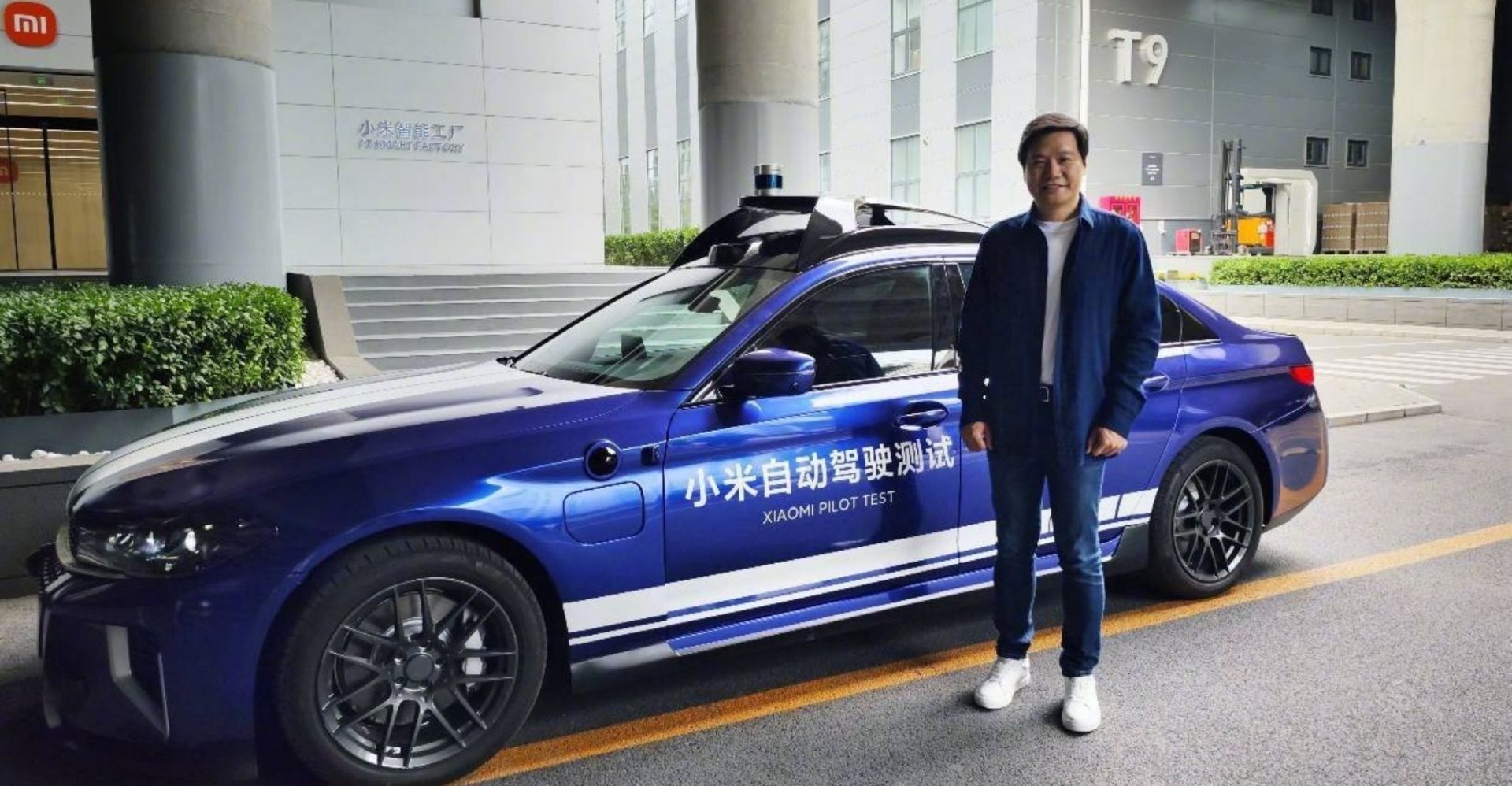 Người sáng lập và giám đốc điều hành của Xiaomi, Lei Jun bên cạnh mẫu xe thử nghiệm