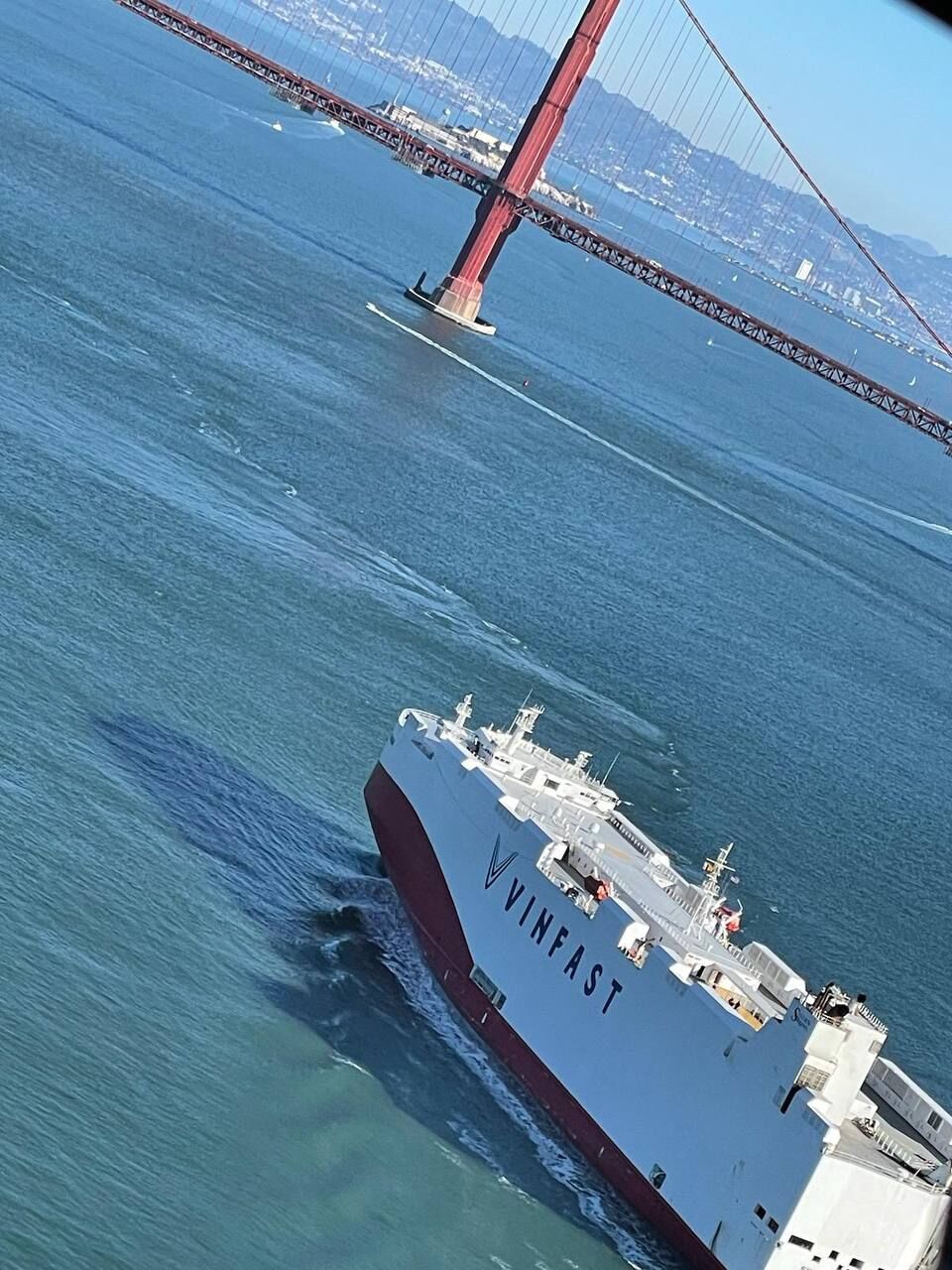 Hình ảnh tàu 999 xe VF 8 đến khu vực Vịnh San Francisco
