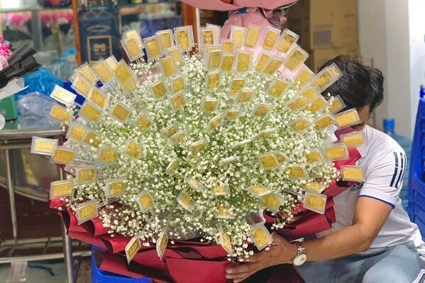 Đại gia Tây Đô đặt bó hoa đính 100 cây vàng 9999 tặng vợ ngày 8/3 | Báo Dân trí