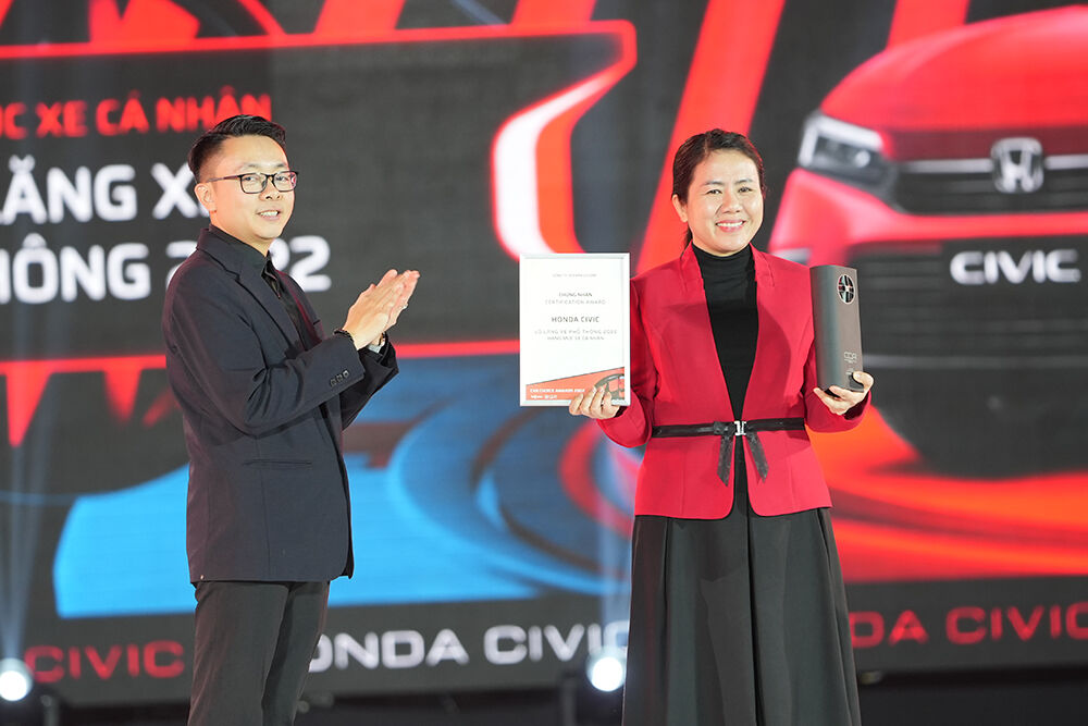Ông Phạm Xuân Hà – Đại diện Ban tổ chức Car Choice Awards 2022 trao Giải “Vô lăng Xe phổ thông 2022” cho đại diện Công ty Honda Việt Nam – Bà Đỗ Thu Hoàng – Phó TGĐ Thứ Nhất