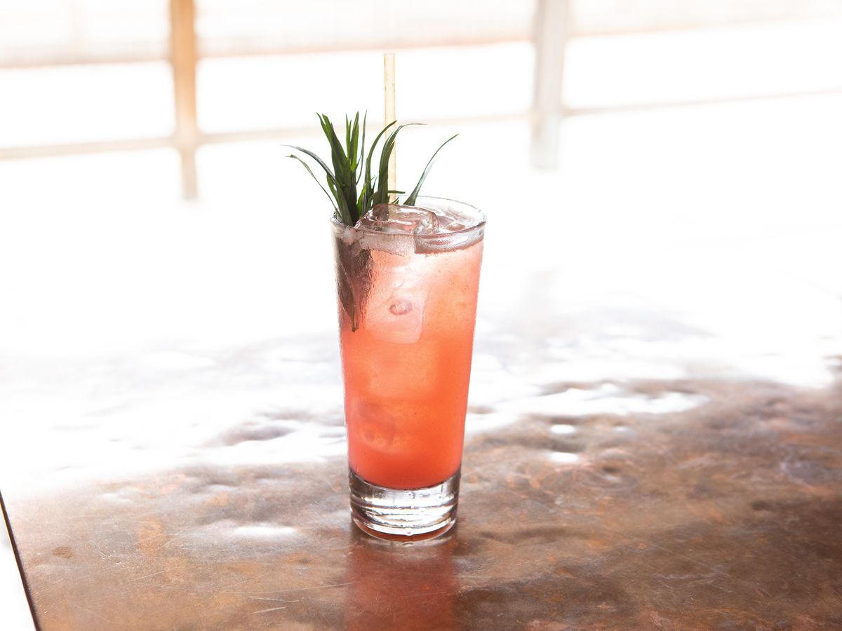 Cocktail màu hồng với trang trí có gai nhọn.