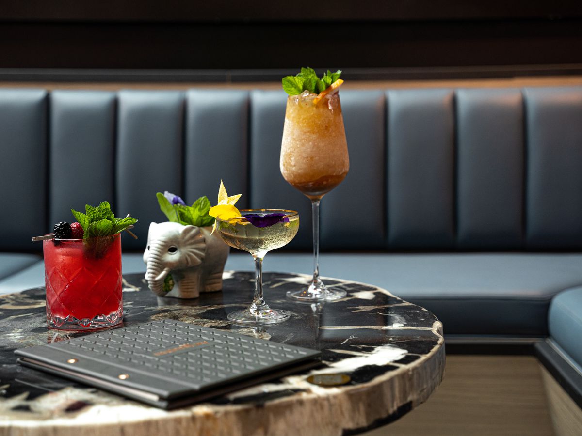 Sự sắp xếp đầy nghệ thuật của các loại cocktail trên bàn bar.