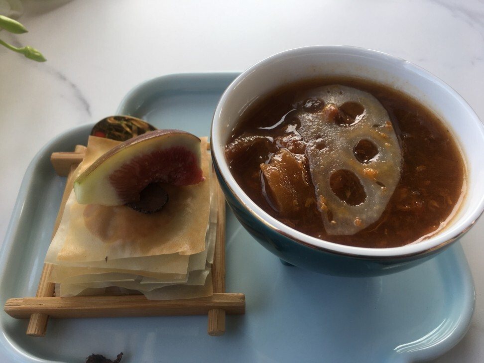 Món gan ngỗng vá nấm truffle cùng món tráng miệng lạnh truyền thống của hoàng gia. Ảnh: Elaine Yau