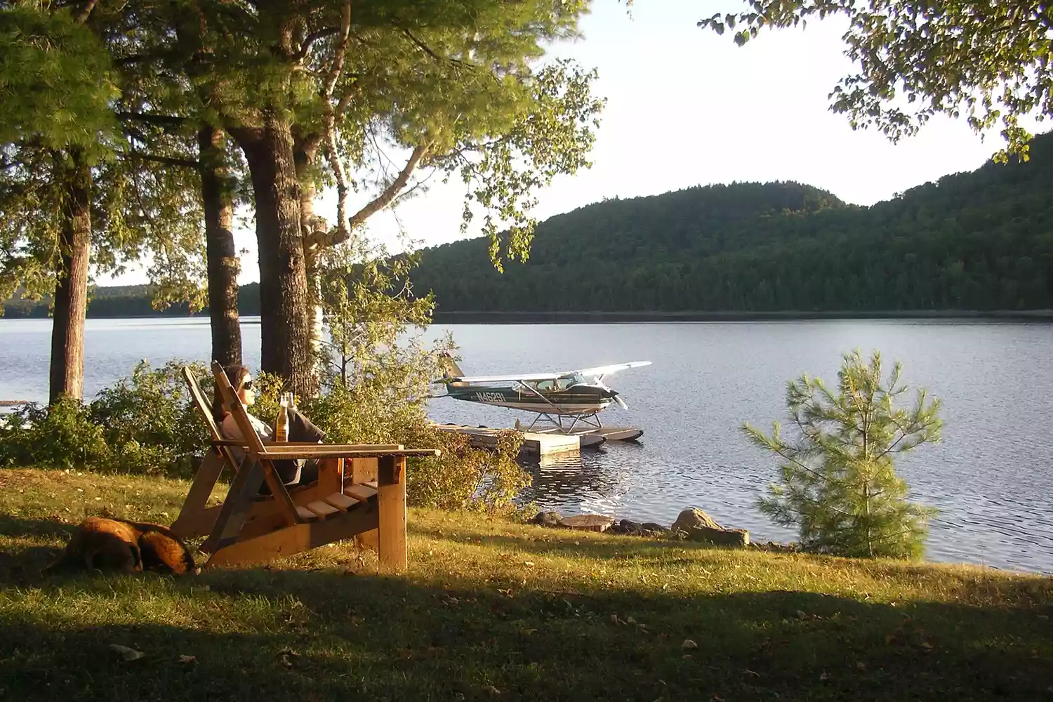 Ghế Adirondack trên hồ tại Bradford Camps ở Maine