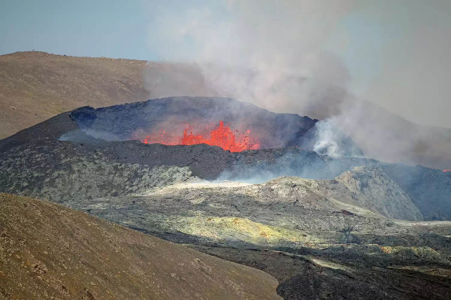 Núi lửa đang hoạt động với các đài phun dung nham, miệng núi lửa, Fagradalsfjall, Geldingadalir, Reykjanes, Sudurnes, Iceland