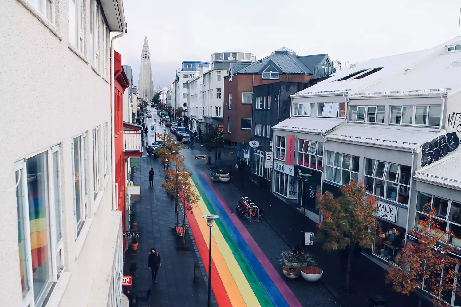 Con đường nhiều màu sắc giữa những tòa nhà ở Reykjavik, Iceland