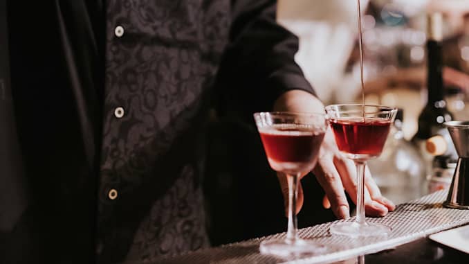 Những ly cocktail mini cho phép khách hàng thưởng thức được nhiều loại rượu hơn. Ảnh: Smoke & Mirrors.
