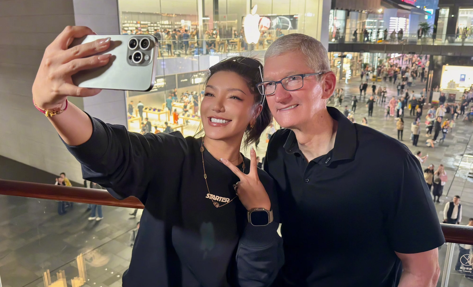 CEO Apple Tim Cook chụp ảnh selfie với ca sĩ Trung Quốc Vivi Jiang Yingrong bên ngoài Apple Store ở Thành Đô, Trung Quốc, trong chuyến thăm Trung Quốc mới nhất vào tuần trước. Ảnh: weibo