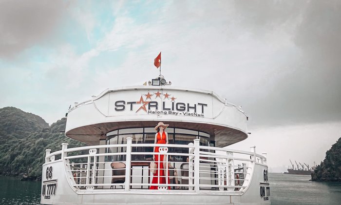 Du thuyền Starlight được ví như ngôi sao rực rỡ ở Hạ Long.