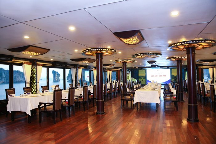 Không gian nhà hàng trên du thuyền Starlight Hạ Long