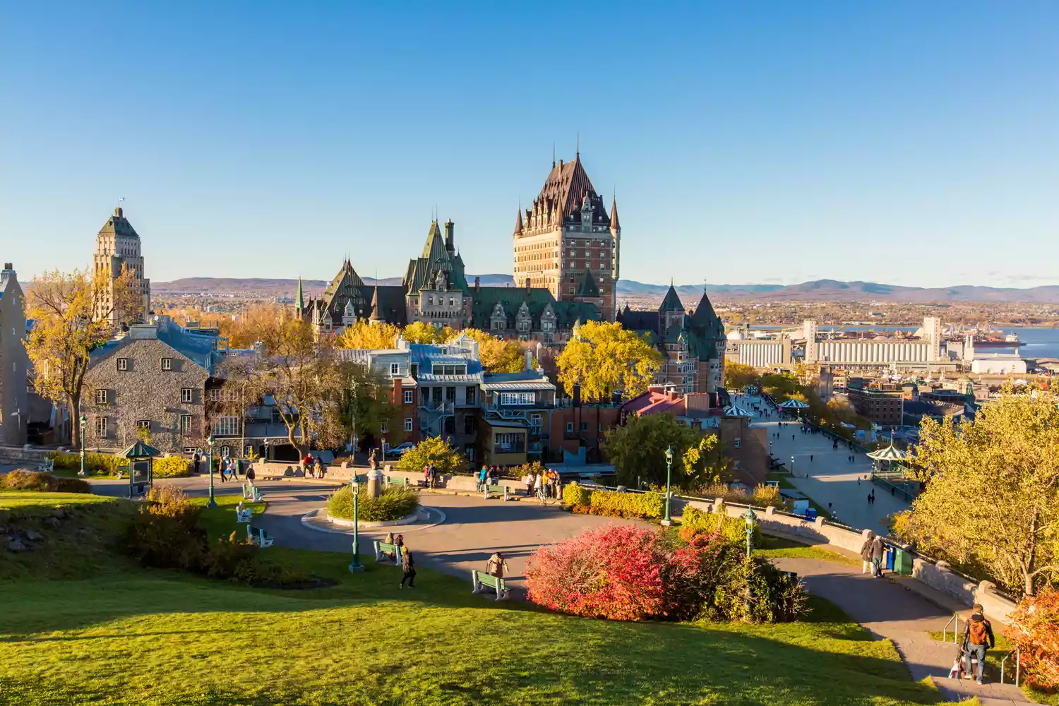 Lâu đài Frontenac ở thành phố cổ Quebec vào mùa thu tuyệt đẹp