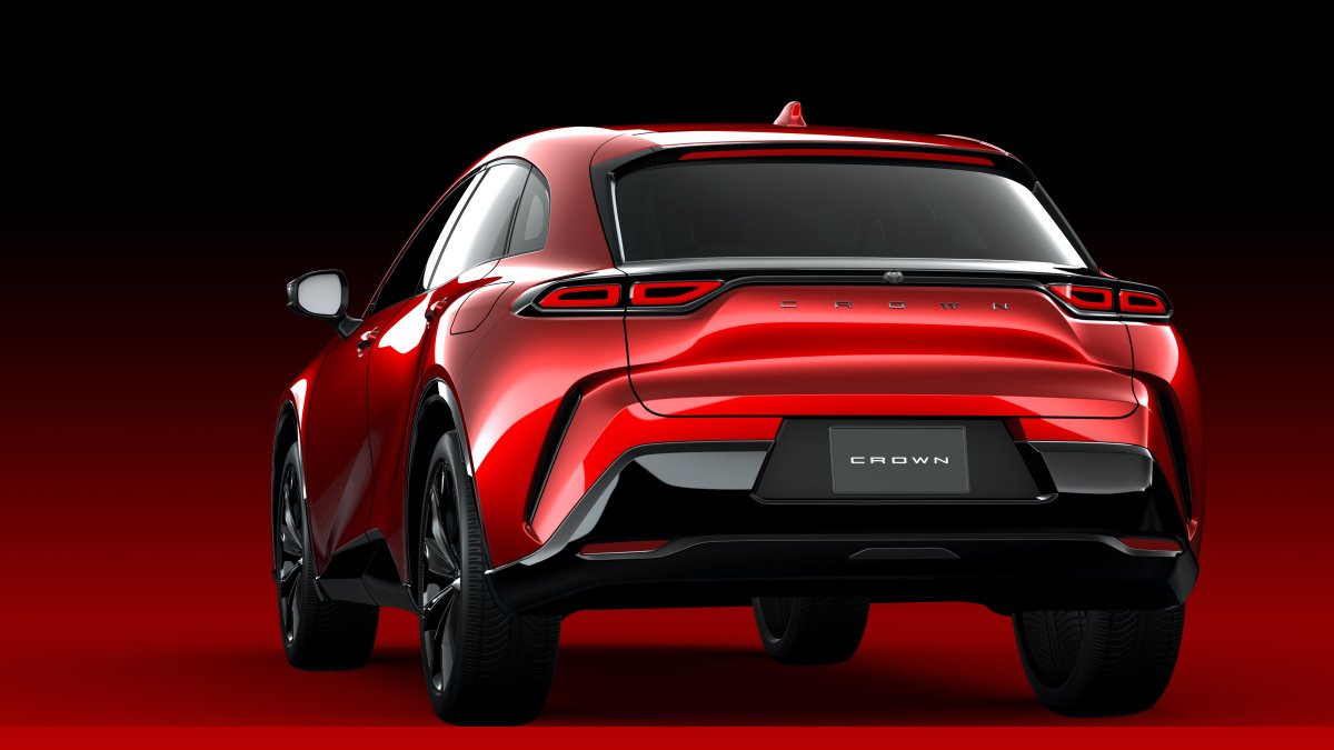 Toyota Crown Sport ra mắt, giá gần 40.000 USD