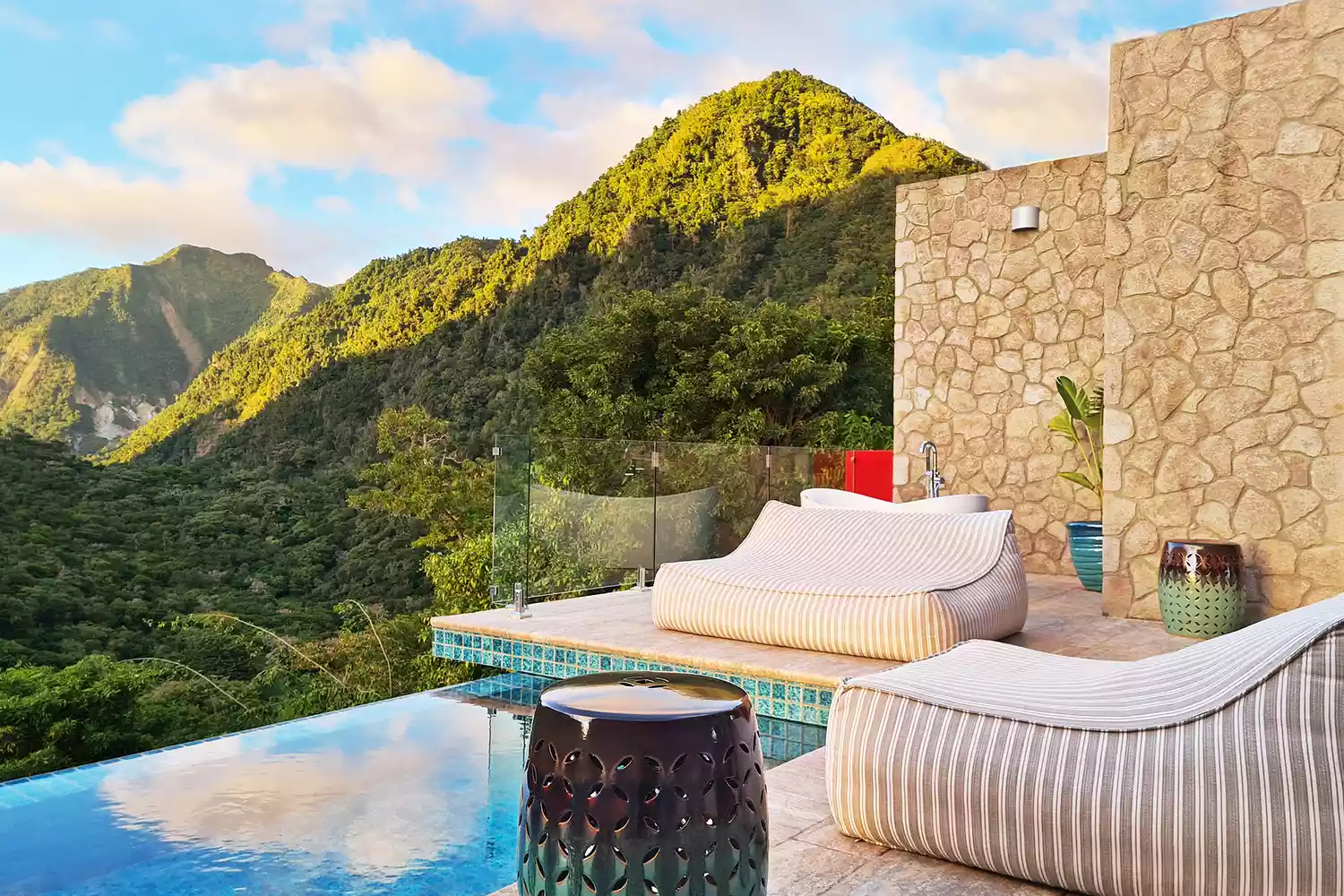 Bể ngâmaCoulibri Ridge là khu nghỉ dưỡng sang trọng mới nhất ở Dominica và tầm nhìn từ sân thượng spa tại Coulibri Ridge