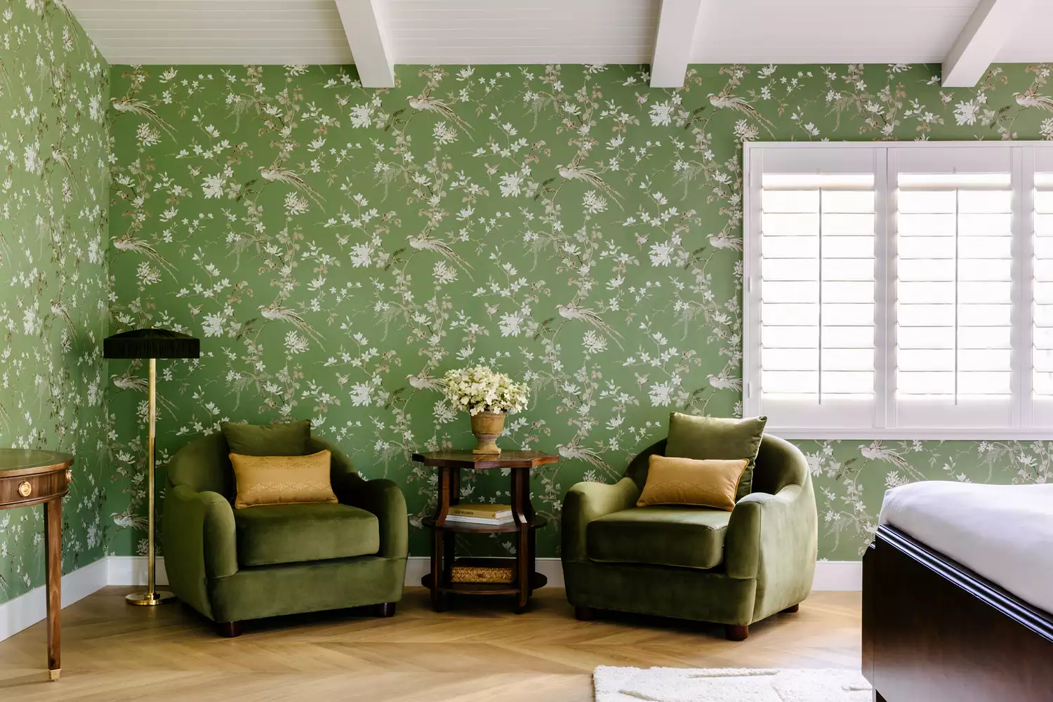 Suite nội thất với giấy dán tường hoa màu xanh lá cây tại The Inn at Rancho Santa Fe