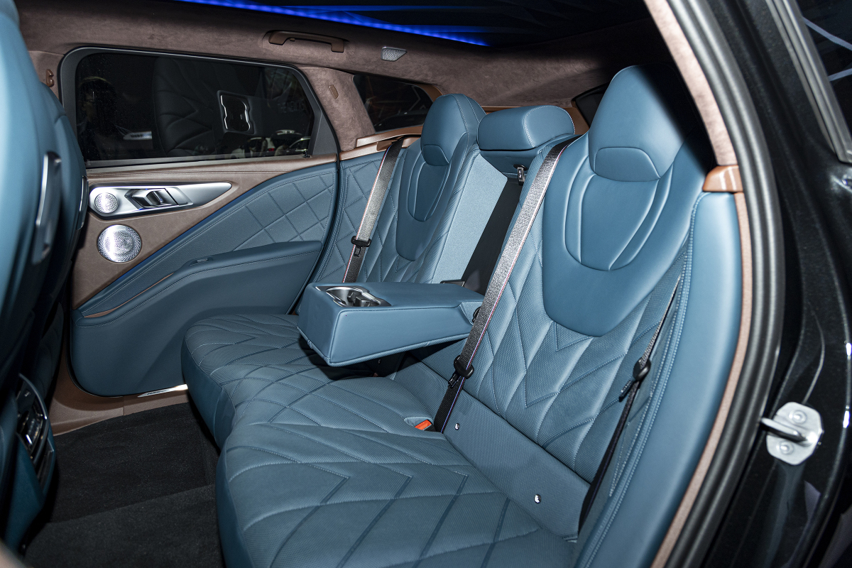 Hàng ghế thứ hai trên BMW XM bọc da và có họa tiết 3D.