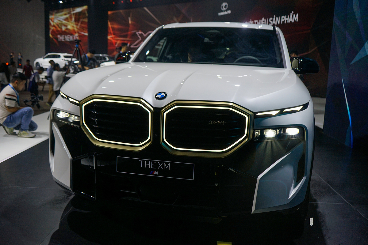 BMW XM SUV hybrid giá gần 11 tỷ đồng