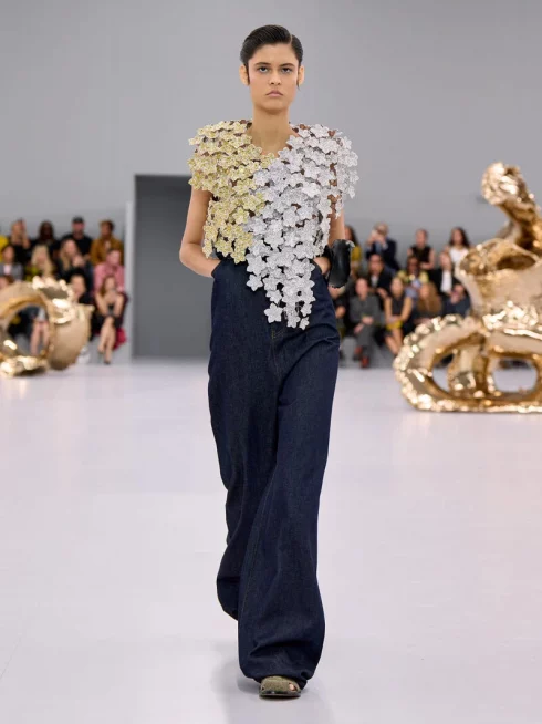 LOEWE_SS24_MW_SHOW_RUNWAY_LOOK_15_FRONT_RGB_CROPPED_3x4_15-490x654.webp