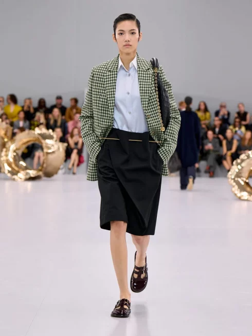 LOEWE_SS24_MW_SHOW_RUNWAY_LOOK_16_FRONT_RGB_CROPPED_3x4_16-490x654.webp