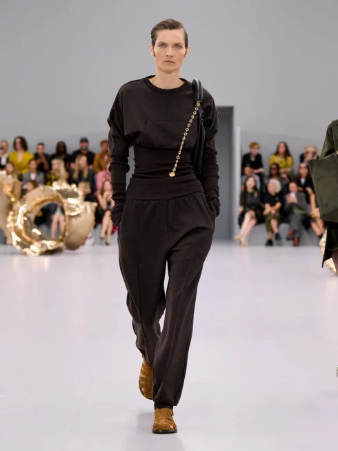 LOEWE_SS24_MW_SHOW_RUNWAY_LOOK_17_FRONT_RGB_CROPPED_3x4_17-490x654.webp