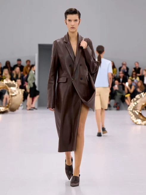 LOEWE_SS24_MW_SHOW_RUNWAY_LOOK_18_FRONT_RGB_CROPPED_3x4_18-490x654.webp