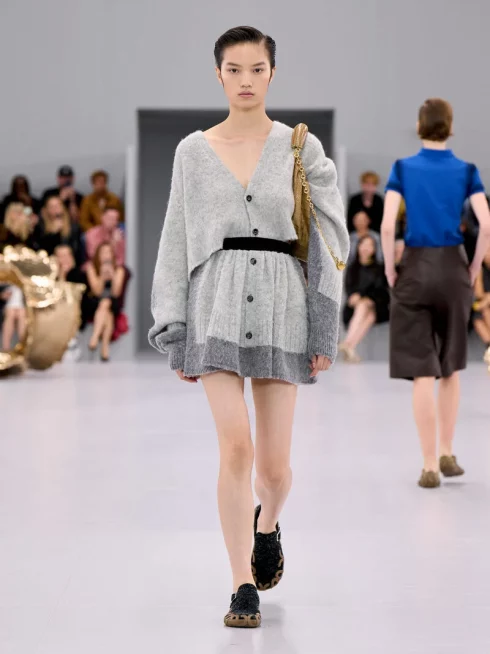 LOEWE_SS24_MW_SHOW_RUNWAY_LOOK_24_FRONT_RGB_CROPPED_3x4_24-490x654.webp
