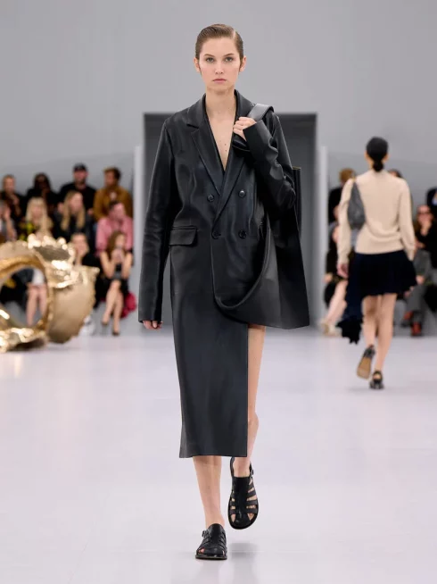 LOEWE_SS24_MW_SHOW_RUNWAY_LOOK_25_FRONT_RGB_CROPPED_3x4_25-490x654.webp