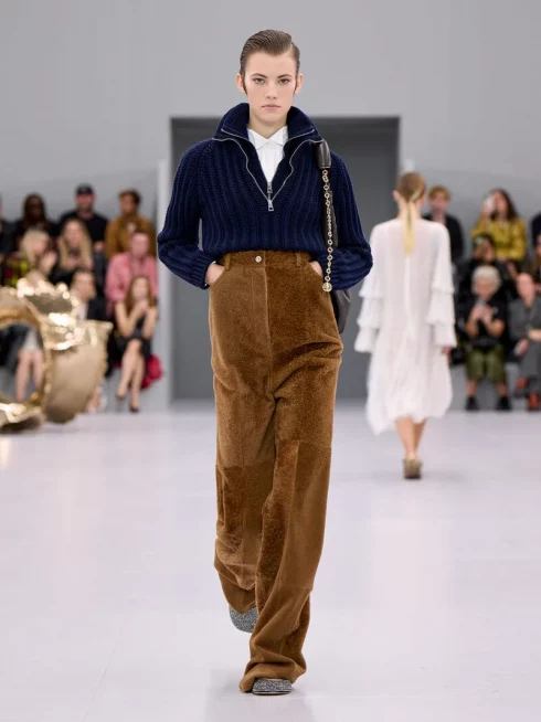 LOEWE_SS24_MW_SHOW_RUNWAY_LOOK_37_FRONT_RGB_CROPPED_3x4_37-490x654.webp