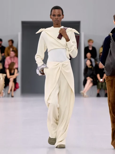 LOEWE_SS24_MW_SHOW_RUNWAY_LOOK_42_FRONT_RGB_CROPPED_3x4_42-490x654.webp