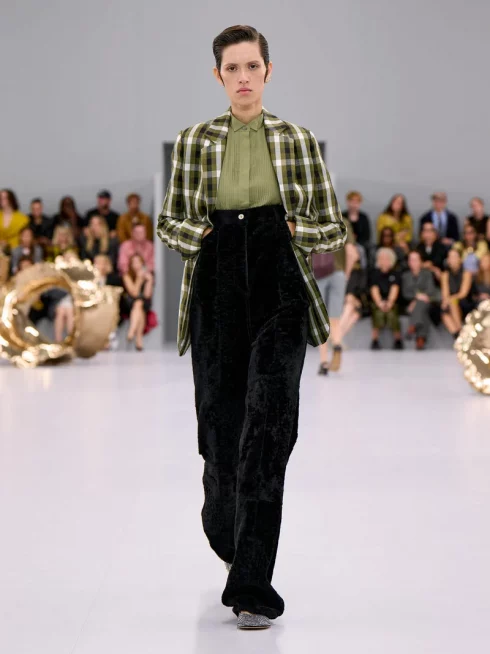 LOEWE_SS24_MW_SHOW_RUNWAY_LOOK_45_FRONT_RGB_CROPPED_3x4_45-490x654.webp
