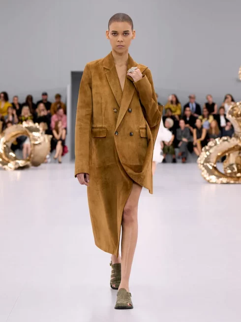 LOEWE_SS24_MW_SHOW_RUNWAY_LOOK_46_FRONT_RGB_CROPPED_3x4_46-490x654.webp