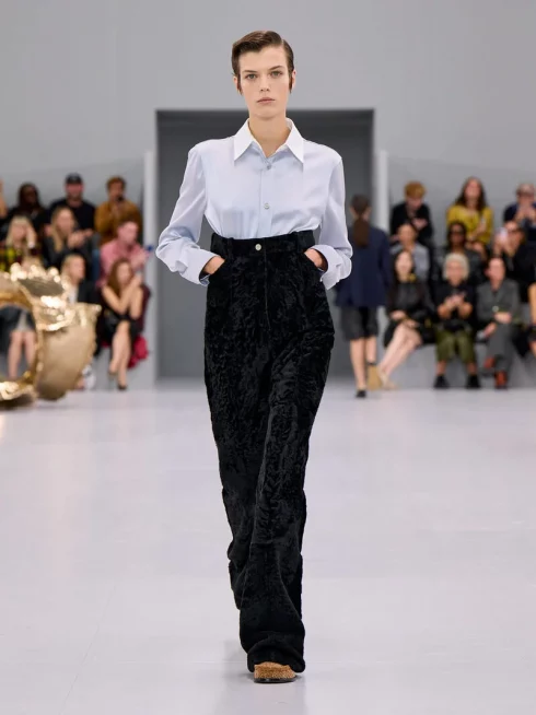LOEWE_SS24_MW_SHOW_RUNWAY_LOOK_9_FRONT_RGB_CROPPED_3x4_09-490x654.webp
