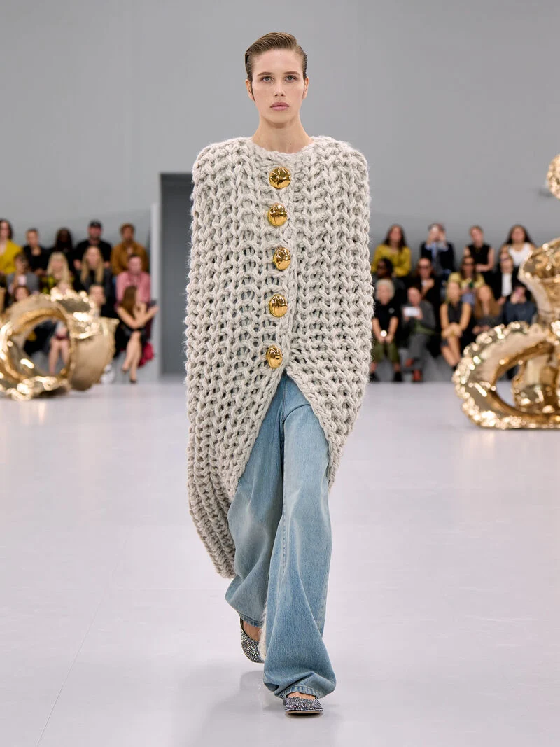 NEW_LOEWE_SS24_MW_SHOW_RUNWAY_LOOK_1_FRONT_RGB_CROPPED_3x4_01-copia.webp