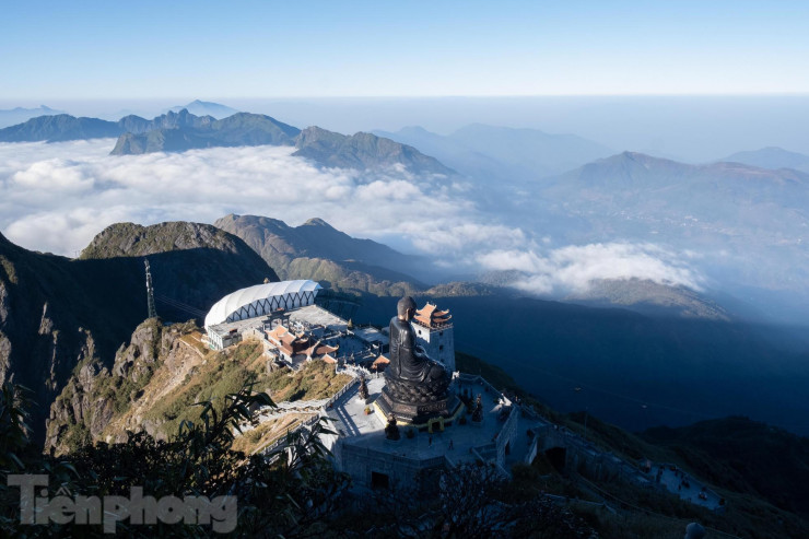 Ngoài sở hữu vẻ đẹp hùng vĩ, đỉnh núi Fansipan còn là điểm du lịch tâm linh hấp dẫn.