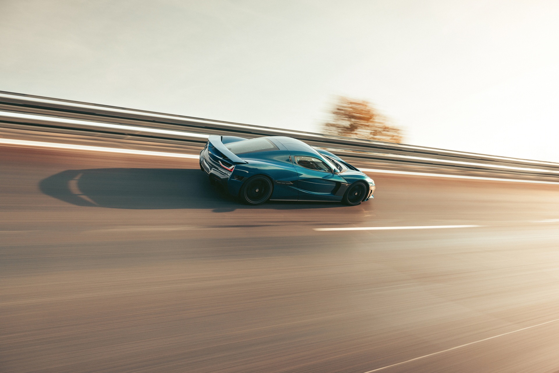 Siêu xe điện nhanh nhất thế giới có giá hơn 2 triệu USD, tốc độ vượt Bugatti Veyron