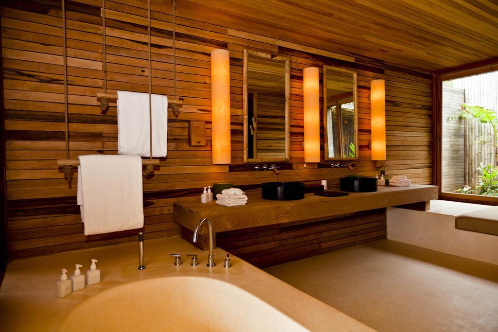 Phòng tắm rộng rãi và hiện đại