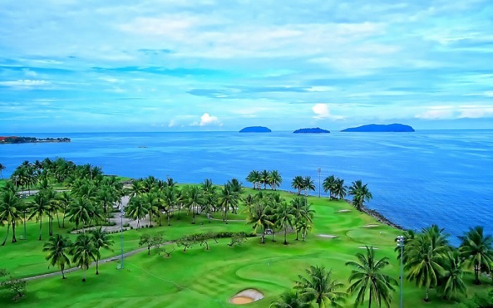 Sân golf BRG Đà Nẵng sở hữu vị trí đắc địa ngay bên bờ biển nên thơ và trữ tình. Ảnh: Golftimes