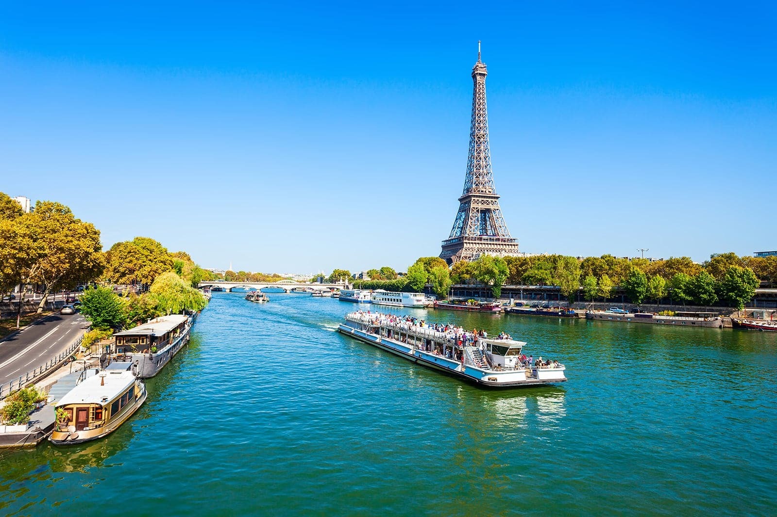 Dòng sông Seine thơ mộng chảy qua thành phố Paris.