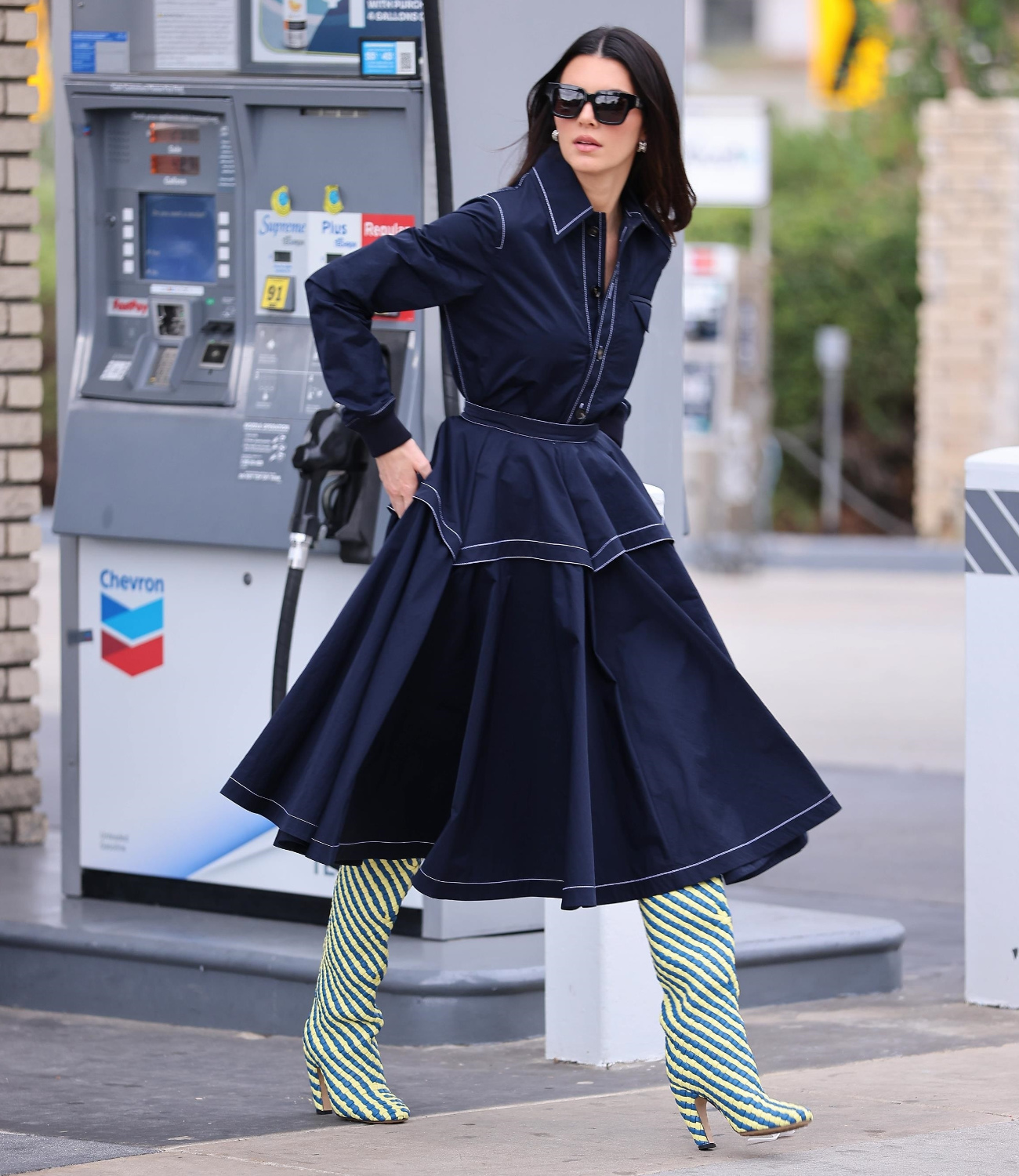 1698305349-kendall-jenner-gas-station-outfit-002.jpg