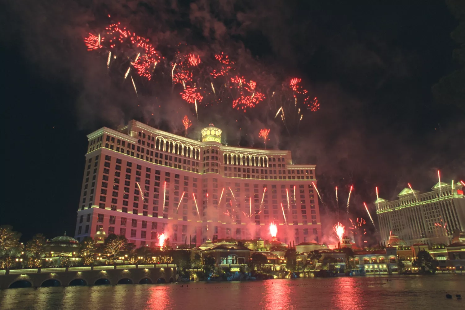 Pháo hoa nổ trên khách sạn Bellagio và đài phun nước ở LAs Vegas